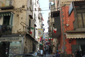 Calles de Nápoles banderines y guirnaldas