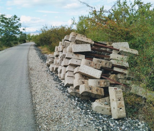 Material arrumbado al borde del camino de la Vía Verde de El Cortijo