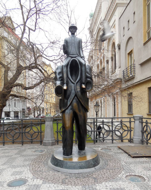Estatua de bronce dedicada a Franz Kafka en Praga